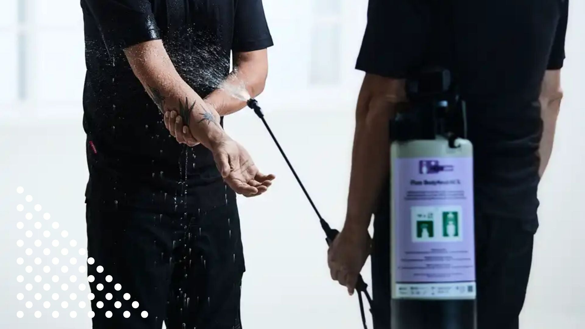 Kontakt z niebezpiecznymi chemikaliami? Sama woda może nie wystarczyć
