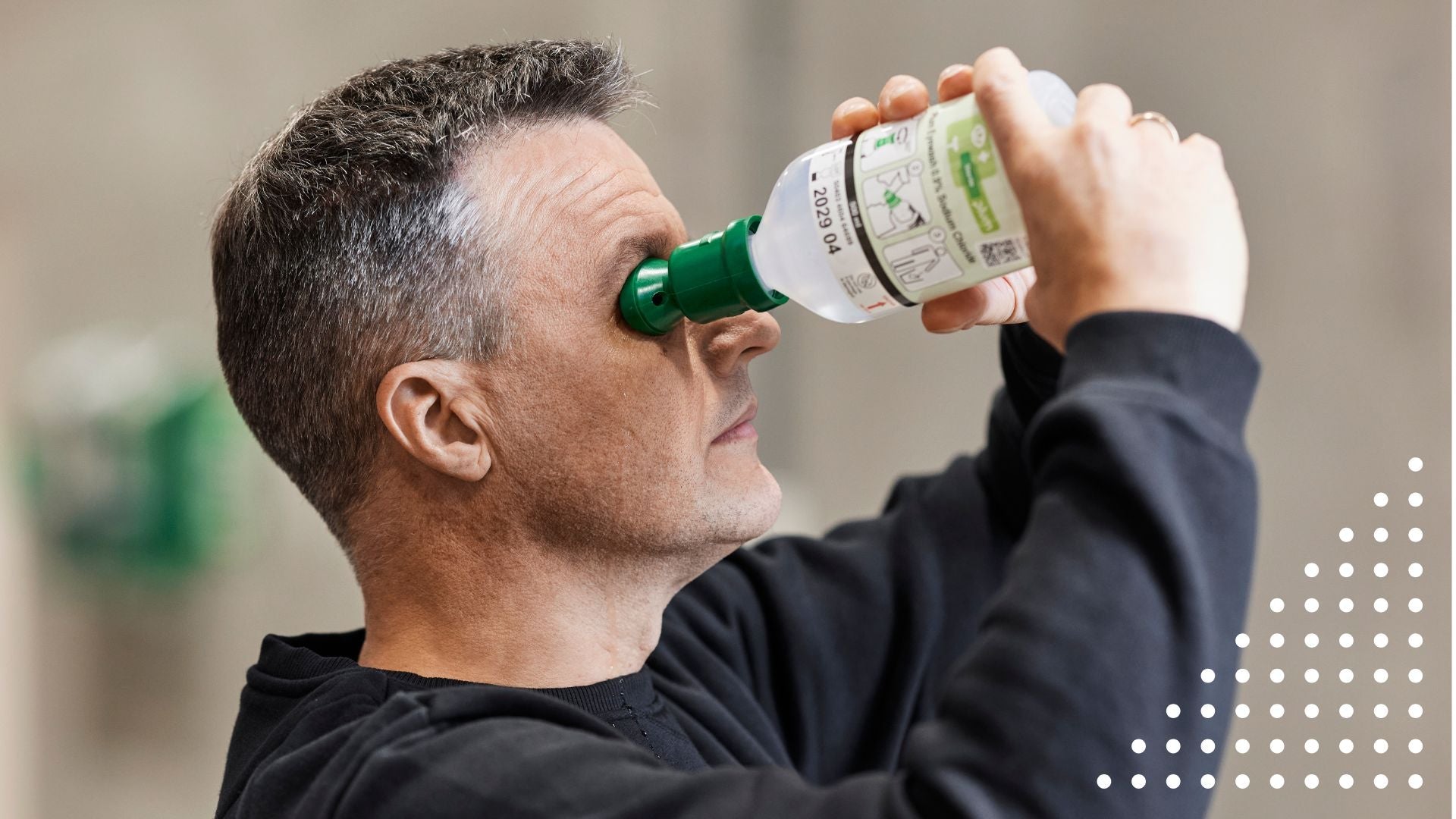 Jak zadbać o wzrok pracowników? Płuczki do oczu jako niezbędny element pierwszej pomocy