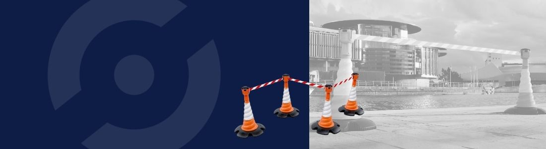 Słupki odgradzające z taśmą lub łańcuchem