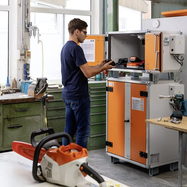 Szafa zabezpieczająca Topserw BATT S, ładowanie akumulatorów, 230V, 1 półka, 9 gniazd, nóżki, Premium 8/5, (VDMA 24994)