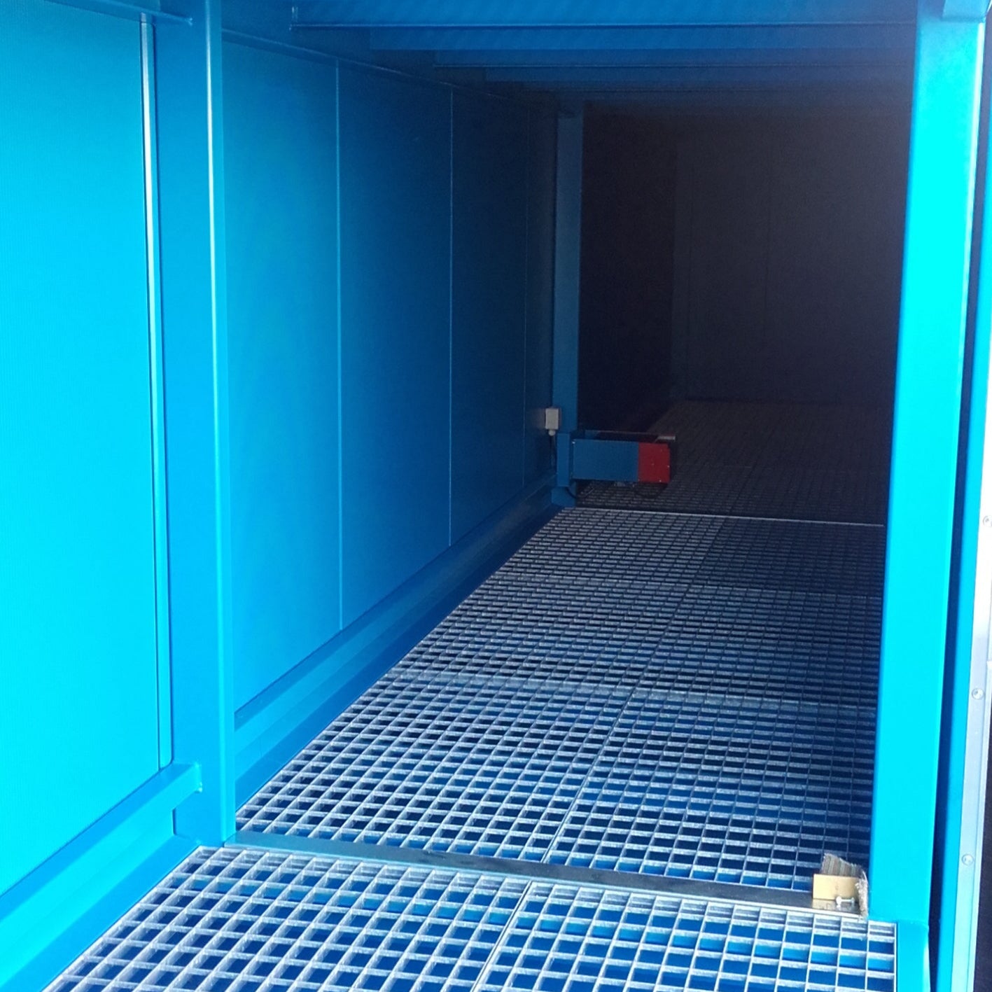 Magazyn substancji niebezpiecznych nieizolowany Topserw, WSC 2 poziomy/3 segmenty, 18*1000 l KTC/IBC, jednostronny, 1*drzwi przesuwne, dwumodułowy