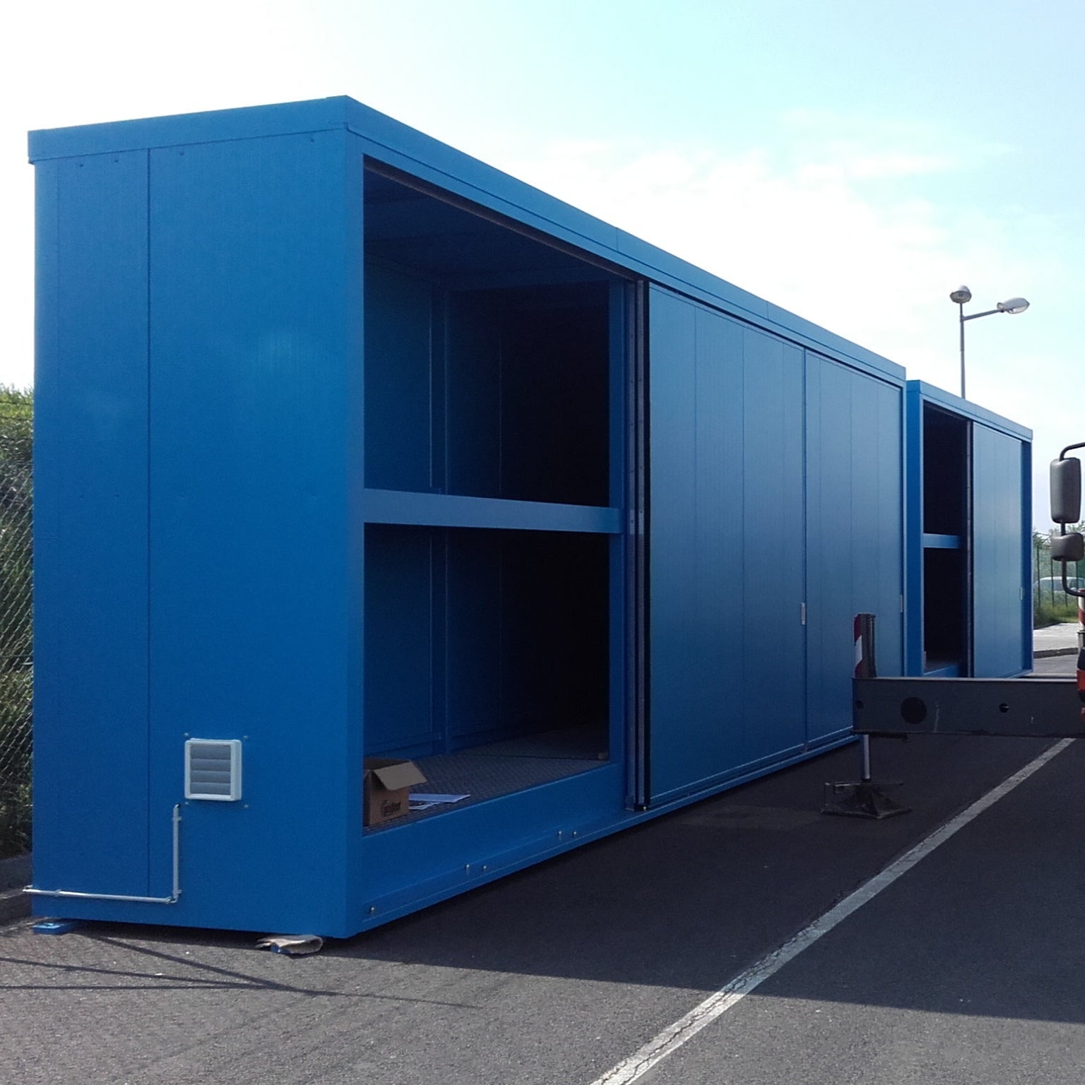 Magazyn substancji niebezpiecznych izolowany Topserw, WSC 2 poziomy/2 segmenty, 48*200 l beczka/paleta, 1*drzwi przesuwne, jednostronny, jednomodułowy