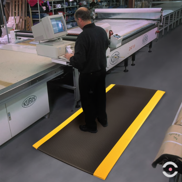 Mata ergonomiczna Notrax, 406 Crossrib Sof-Tred, rowkowanie poprzeczne, 122 cm x 18,3 m, obszar suchy, czarno/żółty