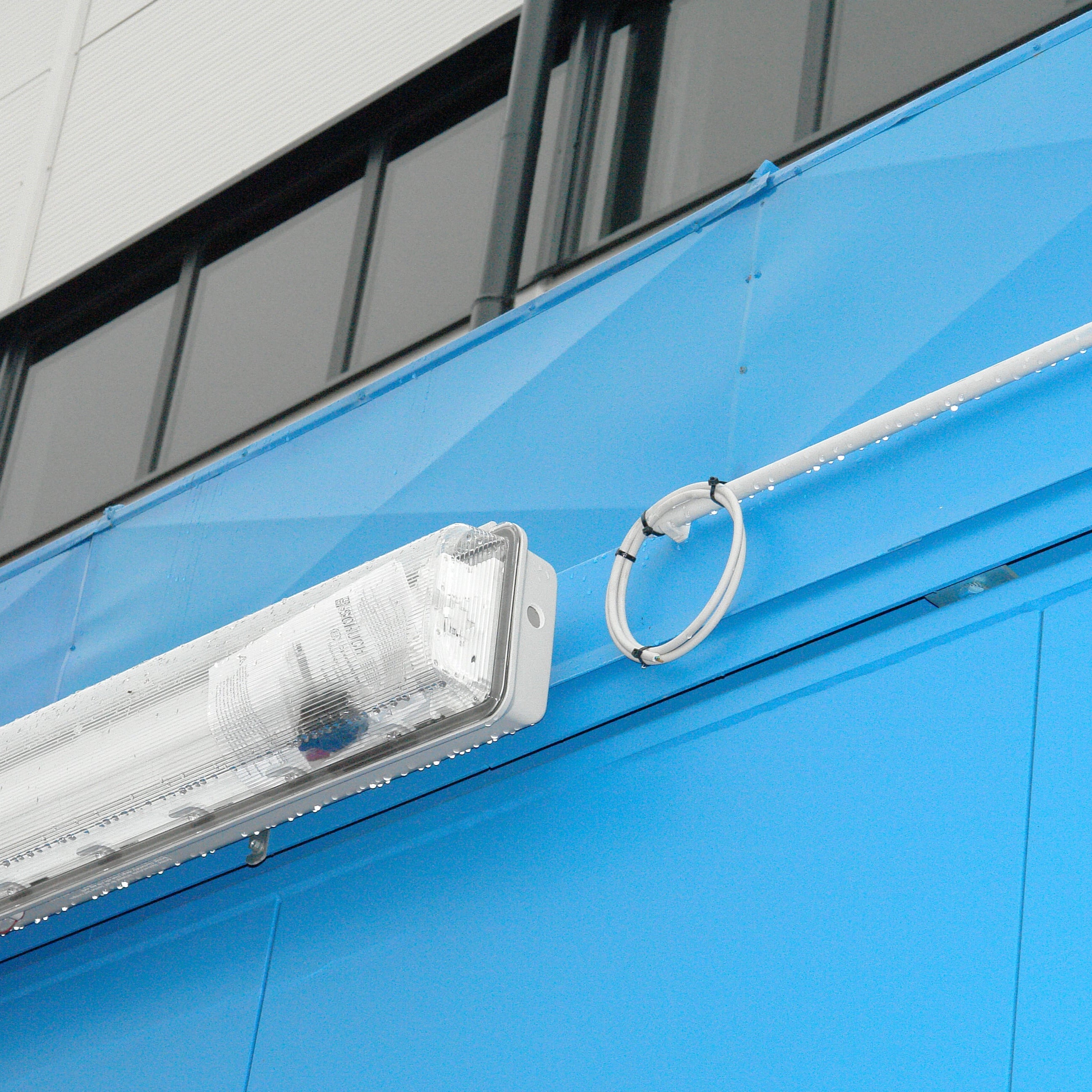 Magazyn substancji niebezpiecznych nieizolowany Topserw, WSC 2 poziomy/2 segmenty, 8*1000 l KTC/IBC, jednostronny, 1*drzwi przesuwne, dwumodułowy