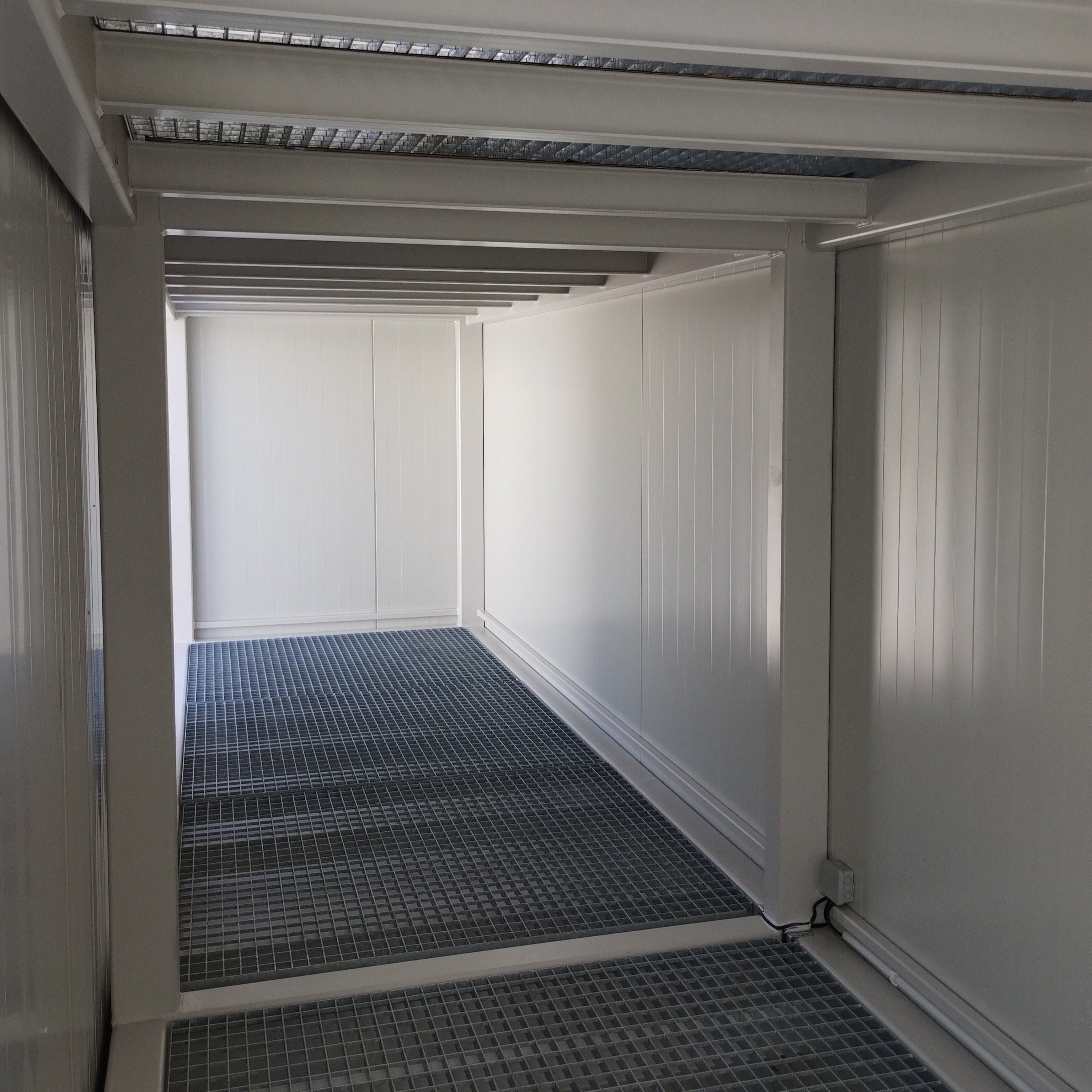 Magazyn ognioodporny Topserw, REI120, 2 poziomy/2 segmenty, 12*1000 l KTC/IBC lub 48*200 l beczka, 2*1000 l, drzwi przesuwne