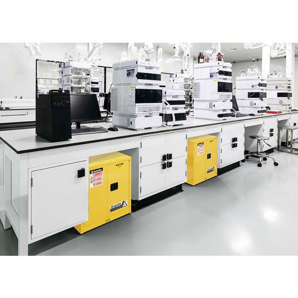 Szafa zabezpieczająca (palne) Justrite BENCH M, 83 l, 2-drzwiowa MS, 1 półka, żółty