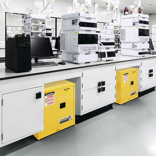 Szafa zabezpieczająca (palne) Justrite BENCH M, 83 l, 2-drzwiowa MS, 1 półka, żółty