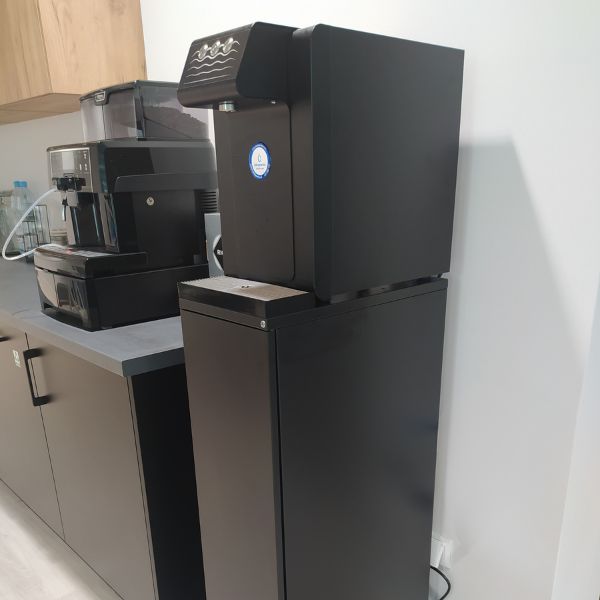 Dystrybutor wody pitnej Zdrojownia BLUSoda Black 30, woda chłodzona