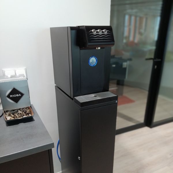 Dystrybutor wody pitnej Zdrojownia BLUSoda Black Hot 30 Fizz, woda gazowana, gorąca, chłodzona