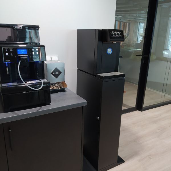 Dystrybutor wody pitnej Zdrojownia BLUSoda Black Hot 45, woda gorąca, chłodzona