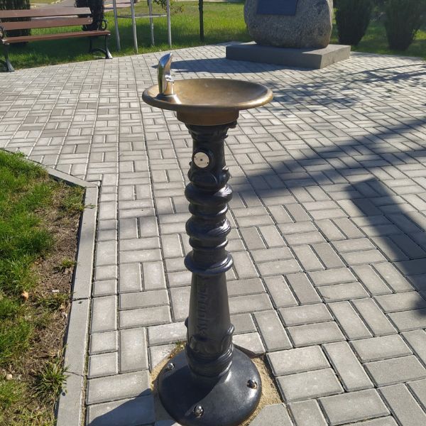 Zdrój wody pitnej Zdrojownia M-1776, 1*misa okrągła, stylizowany, pedał nożny