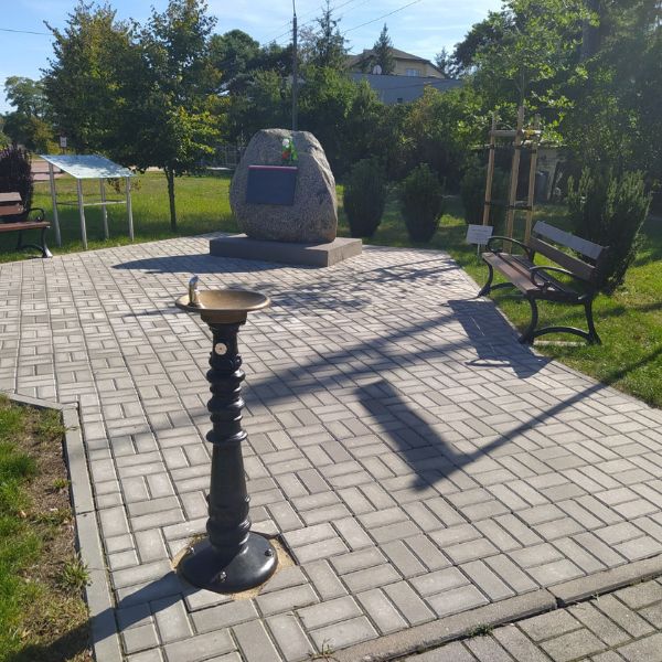 Zdrój wody pitnej Zdrojownia M-1776, 1*misa okrągła, stylizowany, pedał nożny