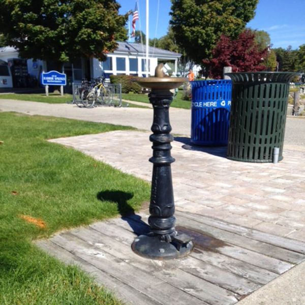 Zdrój wody pitnej Zdrojownia M-1776, 1*misa okrągła, stylizowany, pedał nożny