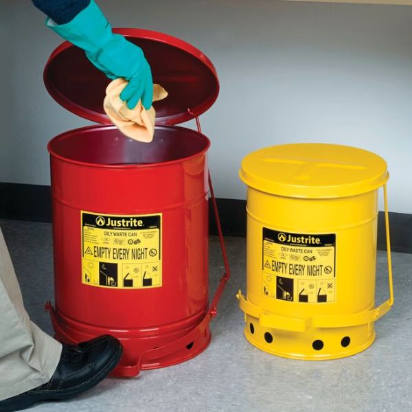Pojemnik zabezpieczający Justrite stalowy na odpady olejowe, dźwignia nożna, 80 l, czerwony