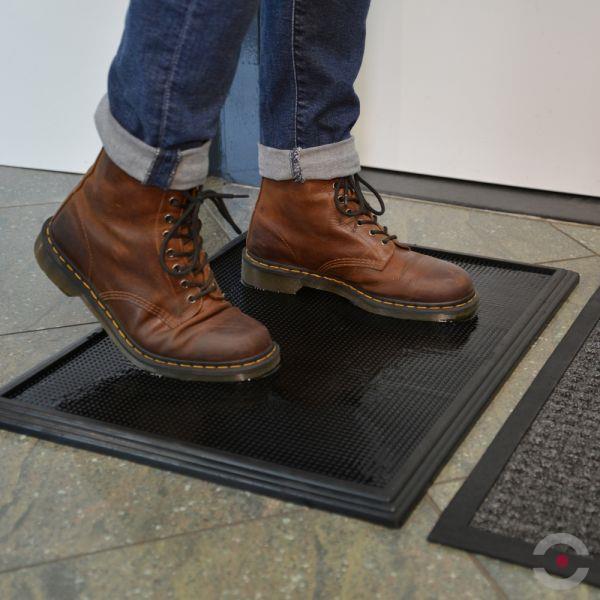 Mata wejściowa Notrax, 346 Sani-Trax, dezynfekcyjna, 61 cm x 81 cm, czarny