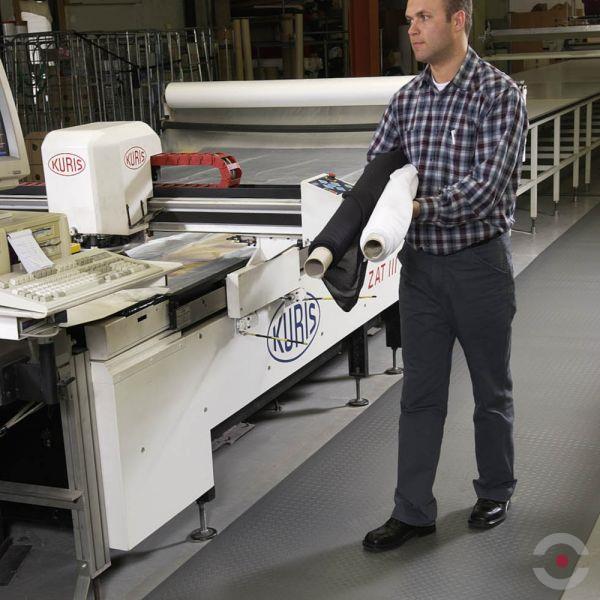 Mata ergonomiczna Notrax, 411 Sof-Tred, winyl, kamyczkowa, 60 cm x 91 cm, obszar suchy, czarny