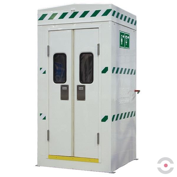 Kabina bezpieczeństwa POLAR (Ex) Hughes, natrysk awaryjny, myjka do oczu/twarzy (IN), drzwi wahadłowe, ściany GRP, mrozoodporna -35°C