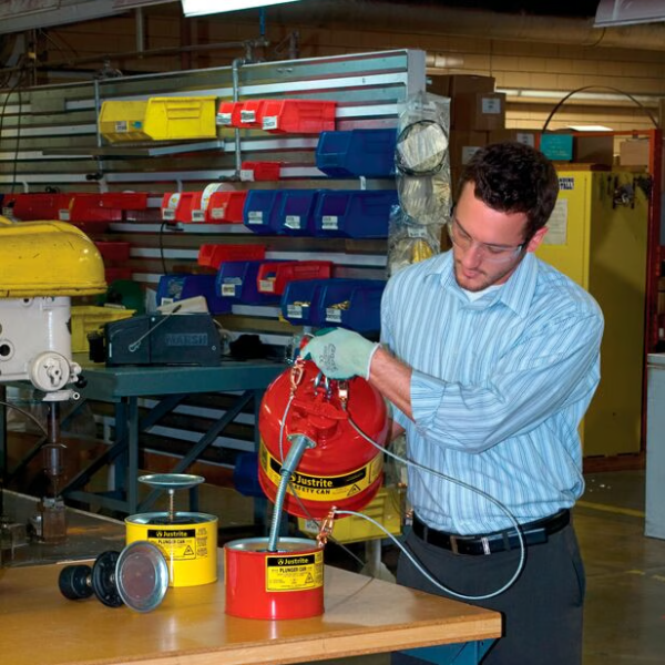 Pojemnik zabezpieczający Justrite stalowy na płyny łatwopalne, wąż spustowy, 7,5 l, czerwony