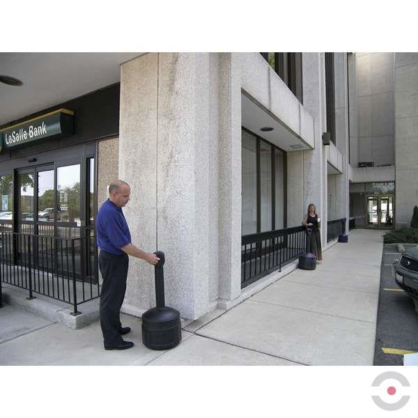 Popielnica zewnętrzna Justrite, polietylenowa Small Smokers Cease-Fire na niedopałki, czarny