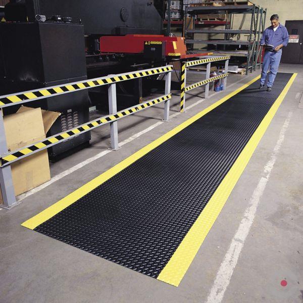 Mata antypoślizgowa Notrax, 737 Diamond Plate Runner, zabezpieczająca, 122 cm x 22,8 m, profil blacha ryflowana, obszar suchy/mokry, żółty/czarny