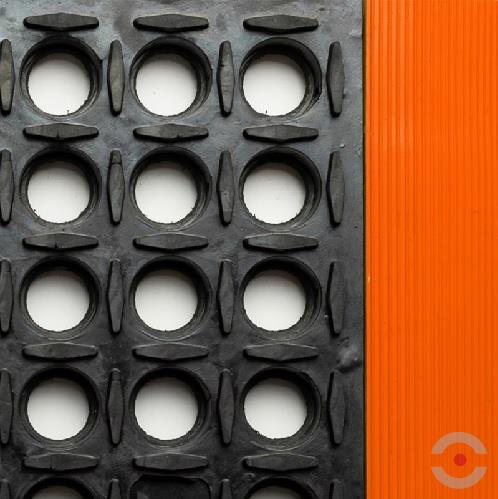 Mata ergonomiczna Notrax, 549 Safety Stance, guma nitrylowa, modułowa, 97 cm x 163 cm, obszar mokry/zaolejony, czarny/pomarańczowy