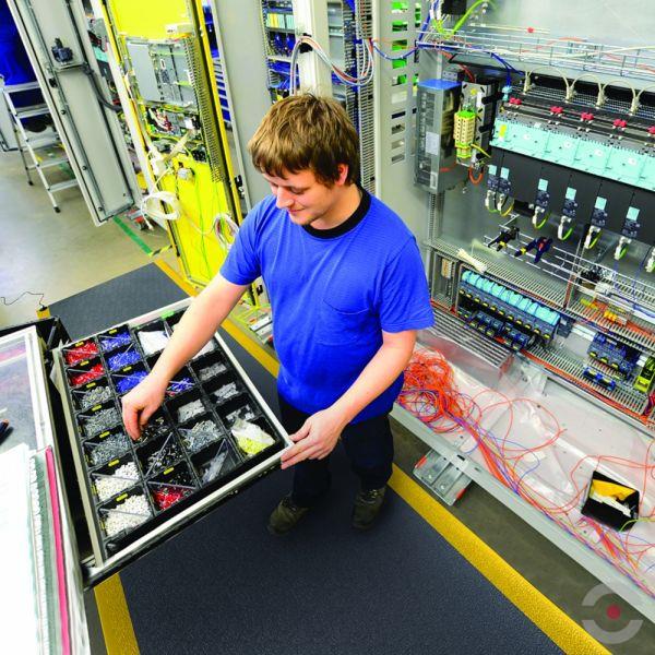 Mata antystatyczna Notrax, 825 Cushion Stat, ergonomiczna, winylowa, 91 cm x mb, obszar suchy, czarny