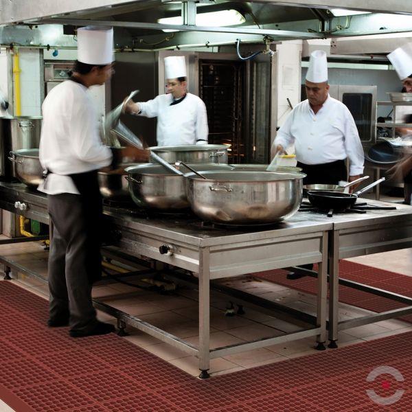 Mata ergonomiczna Notrax, 550RD Cushion Ease, modułowa, guma nitrylowa, 91 cm x 91 cm, obszar mokry/zaolejony, czerwony