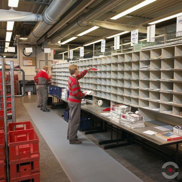 Mata ergonomiczna Notrax, 413 Gripper Sof-Tred, rowkowanie podłużne, 60 cm x 18,3 m, obszar suchy, czarno/żółty