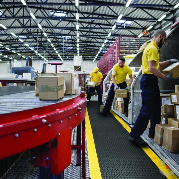 Mata ergonomiczna Notrax, 479 Cushion Trax, laminowana, 122 cm x 22,8 m, obszar suchy, żółty/czarny