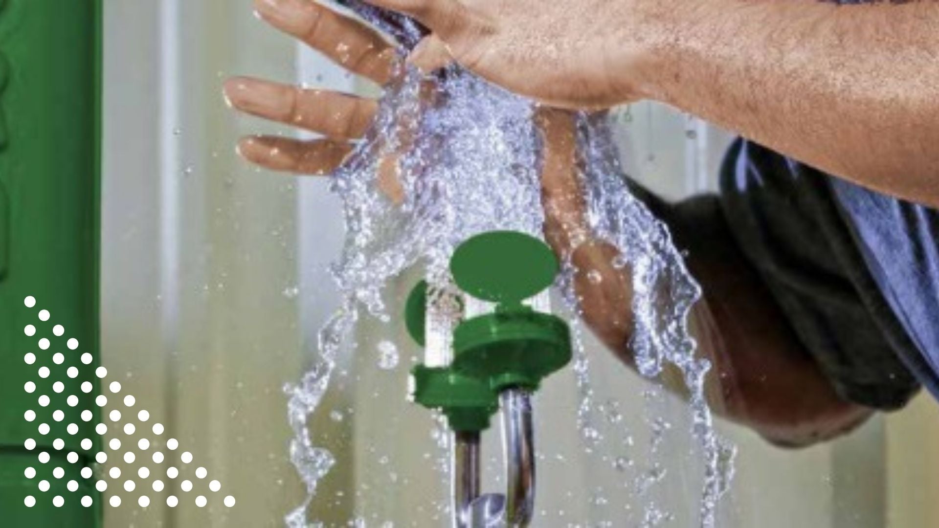 Oczomyjki i natryski bezpieczeństwa – obowiązkowe wyposażenie stanowisk pracy w miejscach podwyższonego ryzyka