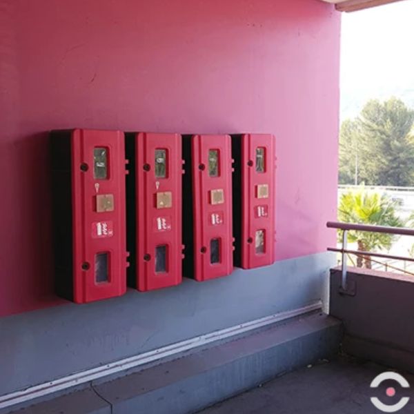 Szafka wisząca Jonesco na gaśnicę 9-12 kg, budynek/pojazd, Seria 83, czerwony/czarny