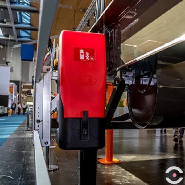 Szafka wisząca Jonesco na gaśnicę 6 kg, budynek/pojazd, Seria JBT, czerwony/czarny