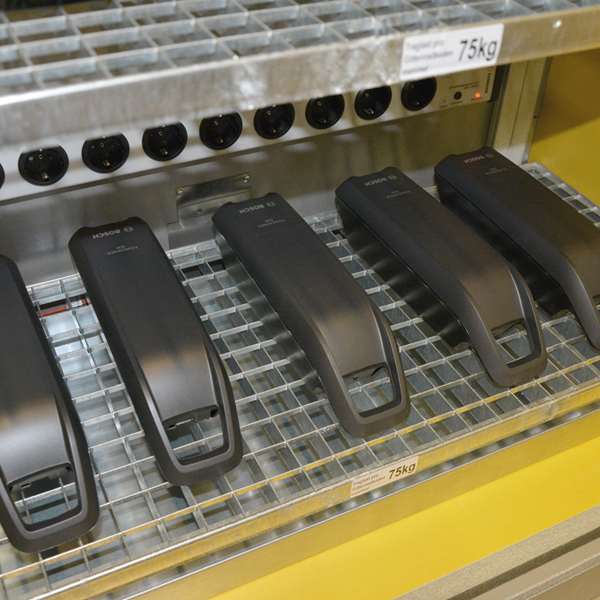 Szafa ognioodporna Topserw BATT-90 XL, ładowanie baterii, 4 półki, BASIC CHARGE, 90 min