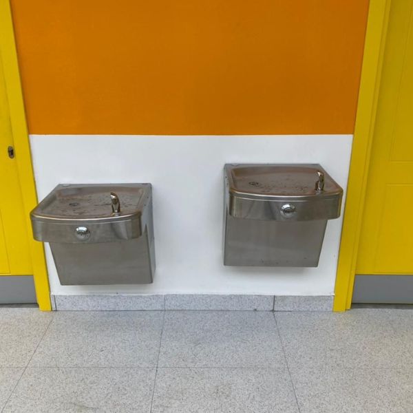 Dystrybutor wody pitnej Zdrojownia A171, przycisk uruchamiający