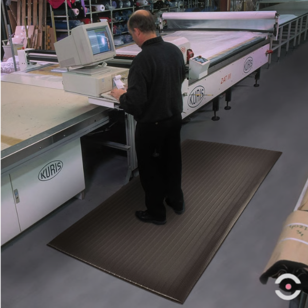 Mata ergonomiczna Notrax, 410 Airug, winyl, rowkowa, 122 cm x 18,3 m, obszar suchy, czarny
